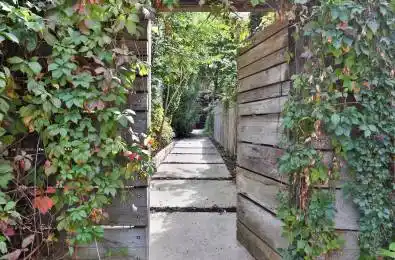660R College Street Toronto C01 Ontario M6G 1B8