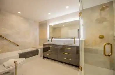 4200 Bathurst Street Unit# 705 Toronto C06 Ontario M3H 6C7